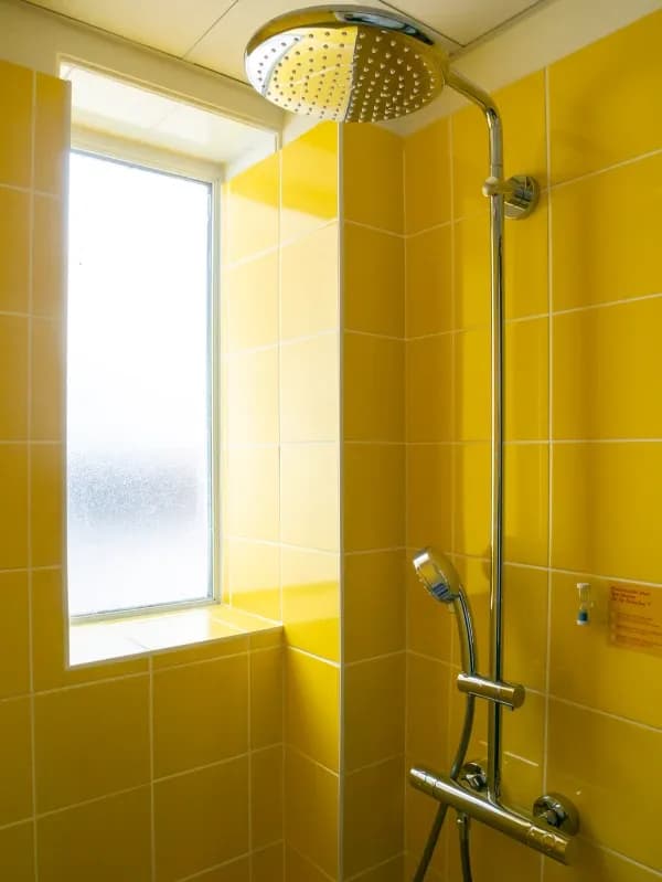 douche jaune 
