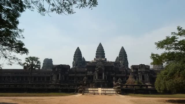Entrée calme par l'arrière du temple d'angkor sans touriste