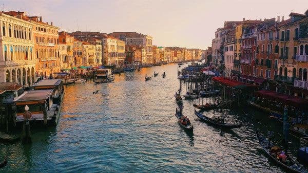 Venise - Grand Canal avec plusieurs gondoliers dessus