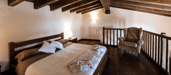 Chambre lit double avec poutre en bois
