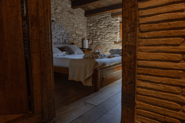 Chambre lit double bois et pierre