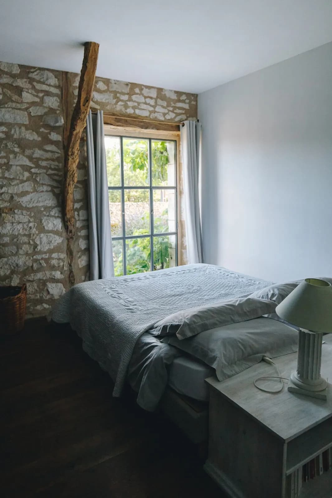 Chambre lit double, pierre et bois