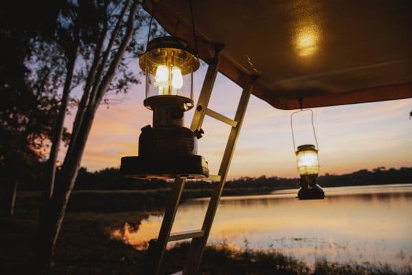 vue sur des lanternes au bord de l'eau au coucher du soleil