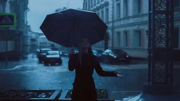 femme sous la pluie avec un parapluie