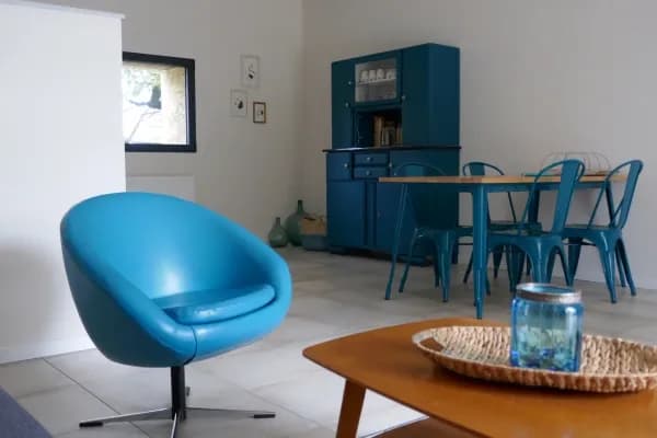 salon aménagé avec meubles bleues 