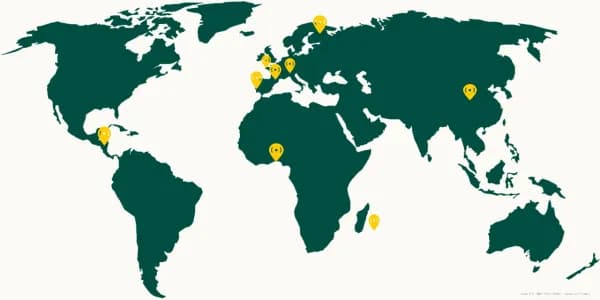 Carte du monde verte avec géolocation jaune des 9 destinations durables